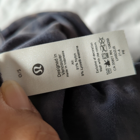 Lululemon Customizable Snap Scarf Rulu in Tie Dye Navy and Mauve - Picture 6 of 7